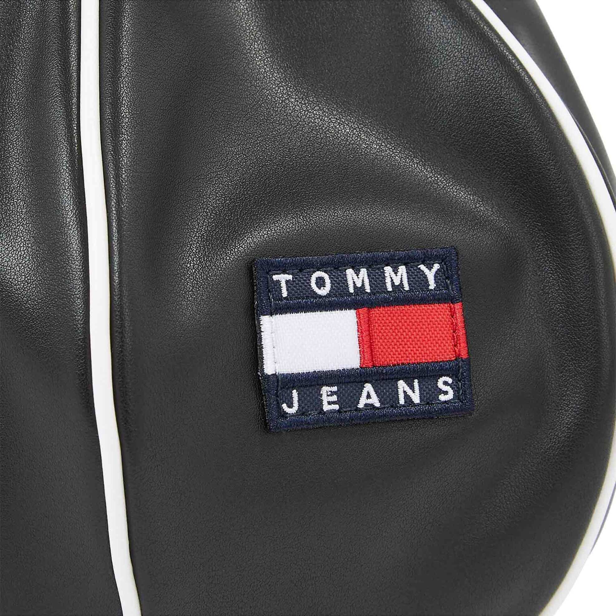 Tommy Jeans γυναικεία τσάντα bucket μονόχρωμη με contrast logo patch - AW0AW15437 Μαύρο φωτογραφία