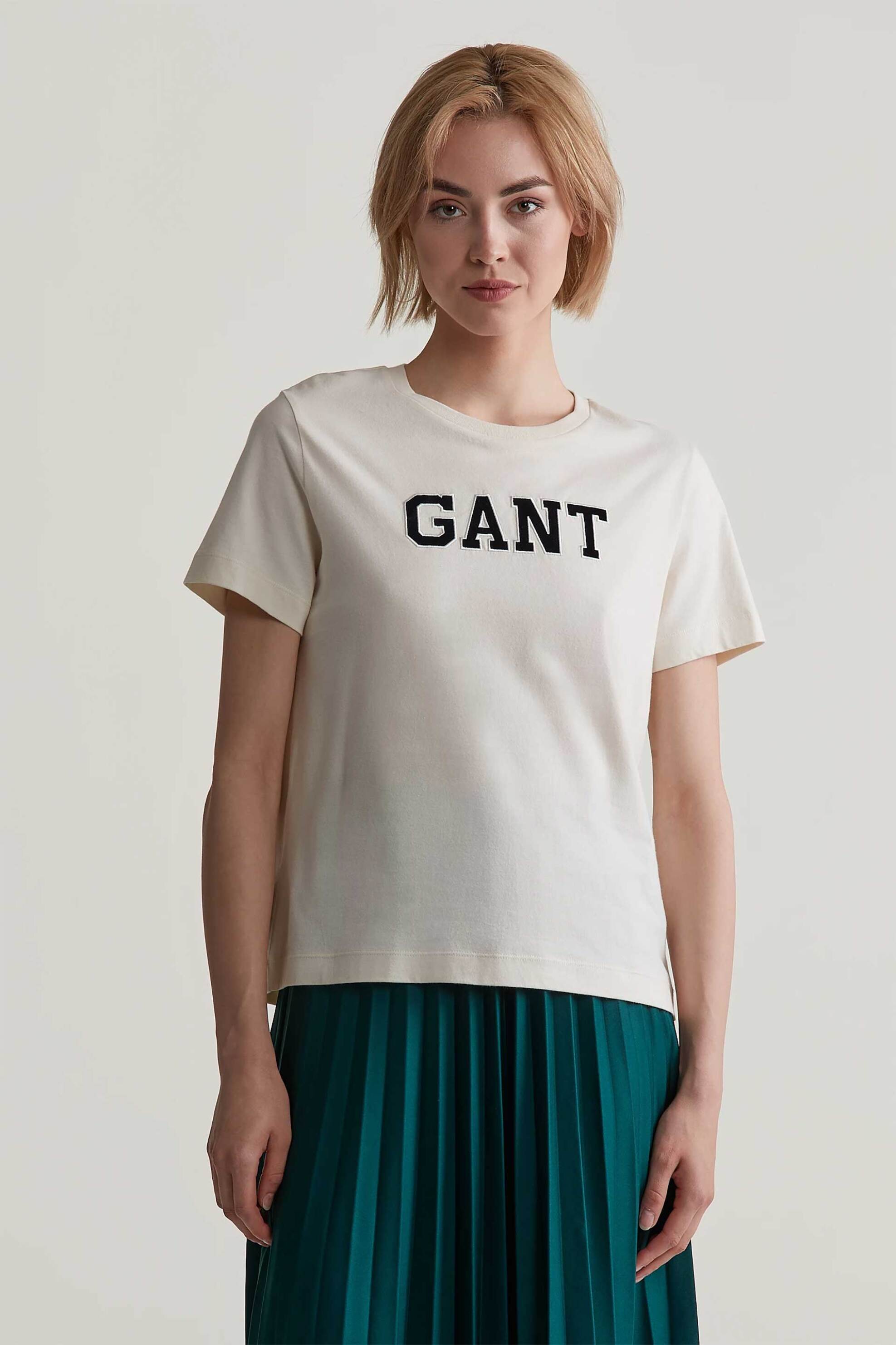 GANT Gant γυναικείο T-shirt με κεντημένο λογότυπο με βελούδινη υφή Regular Fit - 4201256 Κρέμ 2025