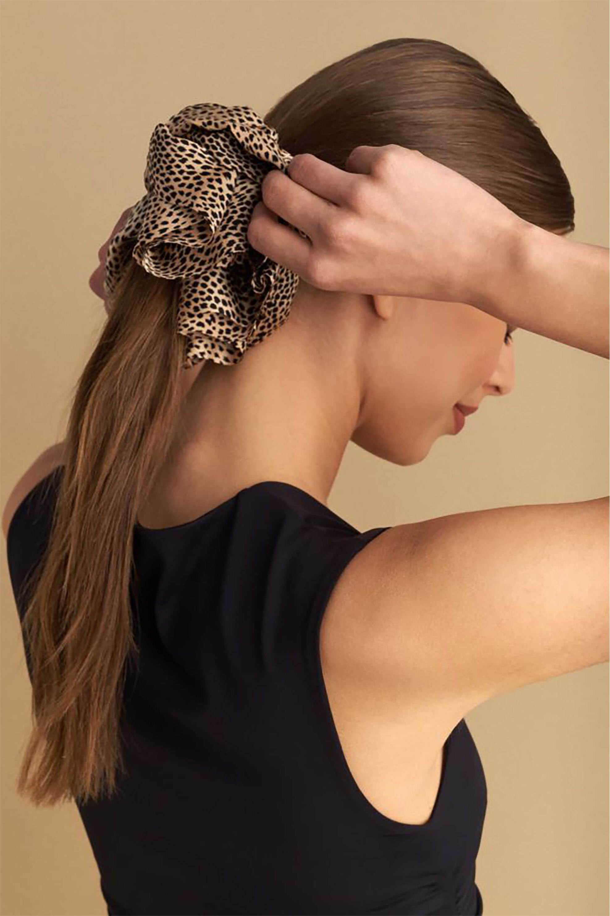 Attrattivo γυναικείο scrunchie oversized με animal print - 9K22769 Καφέ φωτογραφία