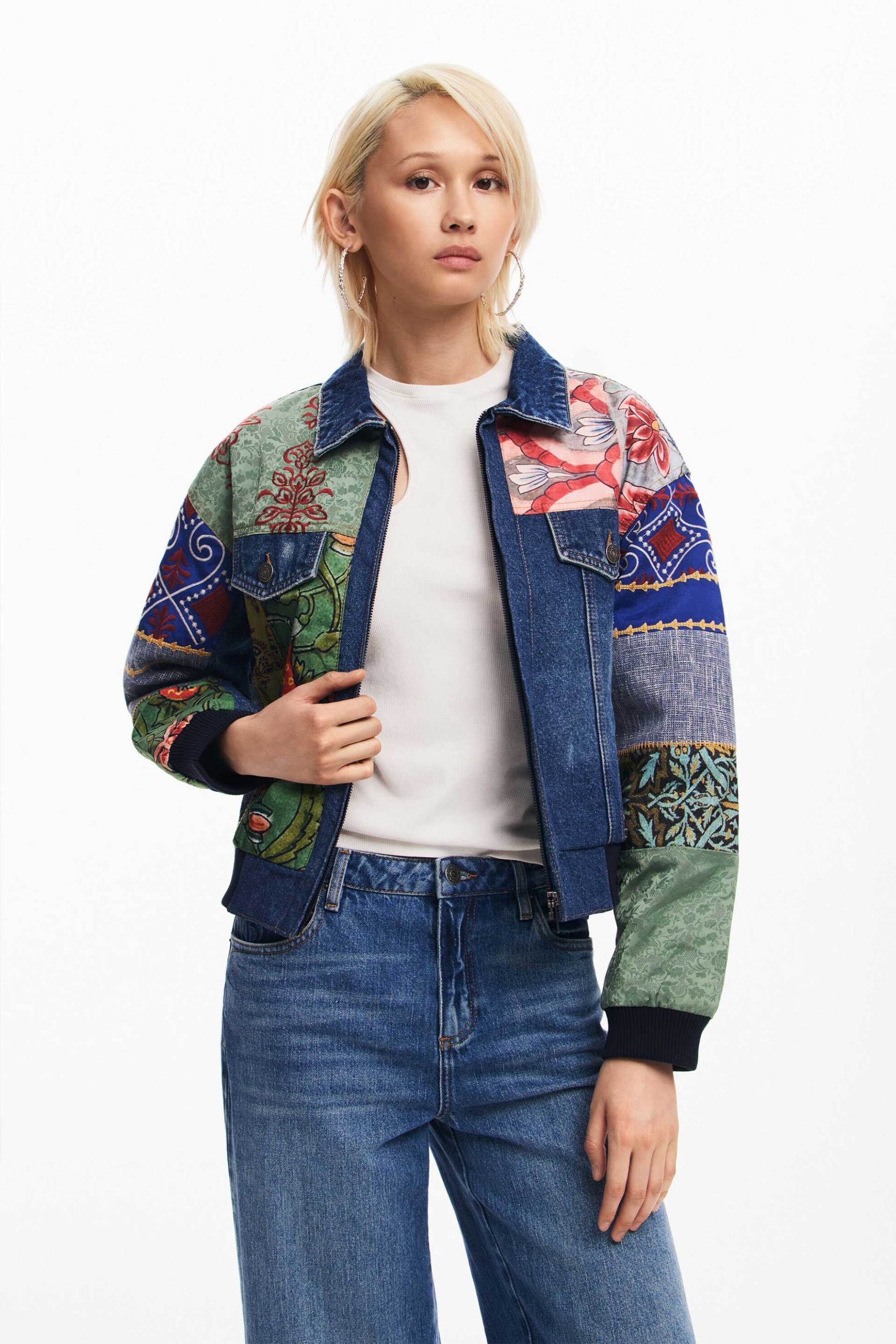 DESIGUAL Desigual γυναικείο denim jacket με all-over print και τσέπες στο στήθος Regular Fit - 24WWED32 Denim Blue 2025