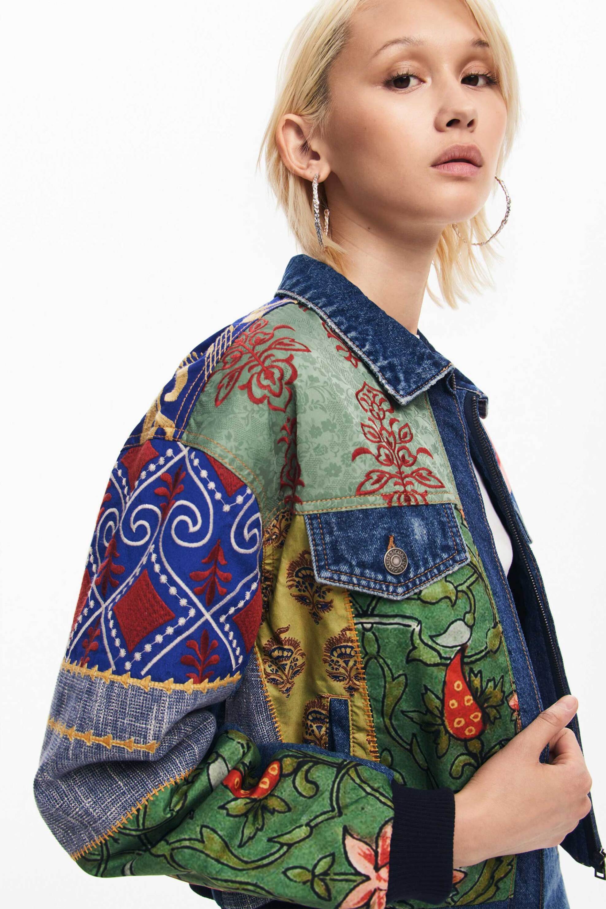 Desigual γυναικείο denim jacket με all-over print και τσέπες στο στήθος Regular Fit - 24WWED32 Denim Blue φωτογραφία